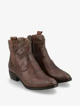 Botín de cuero negro de estilo texano con punta fina y costuras decorativas.