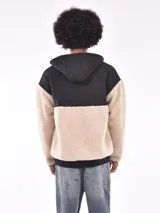 Campera con capucha, color gris oscuro, con paneles de tela tipo polar y tela lisa.