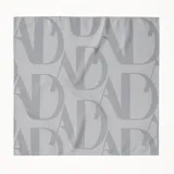 Pañuelo cuadrado grande de satén color gris claro con estampado del logo Ardido en tono sobre tono.