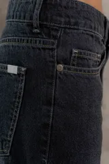 Pantalón jean de tiro medio color negro, corte mom, con bolsillos delanteros y traseros.