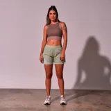 Short deportivo de mujer color verde, con cintura elástica y calza interior ajustada.
