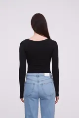 Body de manga larga con diseño de rayas en blanco y negro, de ajuste al cuerpo y escote bateau.