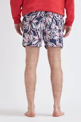 Short de baño azul marino con estampado de flores blancas y rojas.