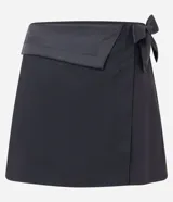 Short pollera corto de crepé negro con detalle satinado asimétrico y lazo lateral.