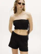 Short tejido a crochet color verde azulado, con cintura elastizada.