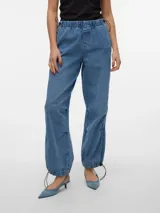 Pantalón babucha tipo parachute de denim celeste, con ajuste elástico en cintura y tobillos.
