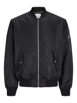 Campera bomber negra, liviana y cómoda, con cuello estilo baseball, mangas largas con puños acanalados, cierre con cremallera, bolsillos frontales con botón y bolsillo en la manga.