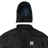 Campera negra con interior de polar, capucha extraíble y estampado de logo en el pecho y mangas.