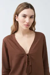 Blusa color chocolate de lino con escote en V y lazos para atar.
