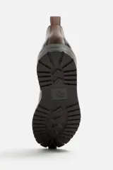 Bota Chelsea de cuero color marrón con elástico lateral y tirador trasero. Suela track de goma negra.