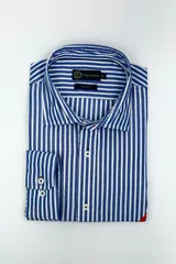 Camisa de corte slim fit con estampado a rayas azules y blancas, de manga larga y cuello corto.