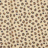 Pañuelo cuadrado de tela color beige con estampado de manchas de leopardo en marrón y negro.