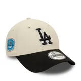 Gorro New Era 9Forty ajustable, color beige con visera negra, logo de los LA Dodgers bordado en el frente y parche conmemorativo del campeonato de 1955 en el lateral.