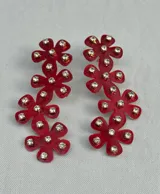 Par de aros colgantes con forma de flor roja y apliques de strass.