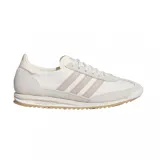 Zapatillas Adidas SL 72 OG W color crema con las tres tiras laterales en rosa pálido y suela de goma color caramelo.