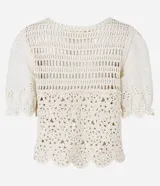 Blusa color crudo de ganchillo con mangas cortas abullonadas y bordados de flores.