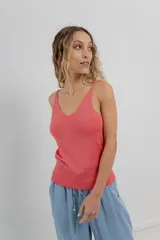 Musculosa amarilla de hilo con brillo sutil, de calce ajustado y breteles finos.
