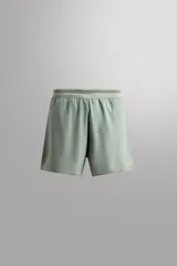 Shorts deportivos color verde claro confeccionados en tejido técnico ligero y elástico. Cuentan con cintura elástica ajustable con cordón interior, bolsillos frontales, bolsillo trasero de seguridad con cierre de cremallera, bajo con acabado termofijado y aberturas laterales. Detalle de logo estampado en la pierna. Largo interior de pierna: 17 cm. Tejido Quick Dry nivel 2. Zara Athleticz.