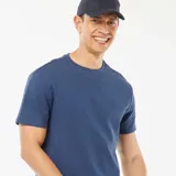 Camiseta azul de punto jacquard con cuello redondo y mangas cortas.