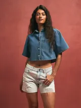 Short de jean negro con roturas y terminación desflecada.