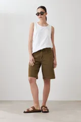 Musculosa color durazno con estampado floral con efecto puff print.