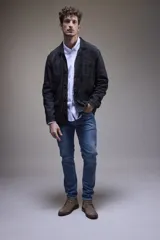 Campera tipo camisa de cuero negro con cuello clásico, cierre frontal con botones, bolsillos de parche en el pecho y corte recto.