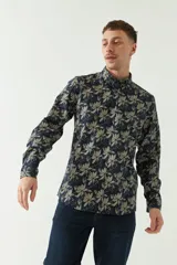Camisa de manga larga con estampado de hojas en tonos azul marino y negro.