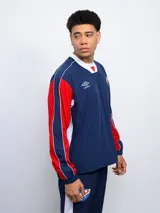 Buzo deportivo azul marino, rojo y blanco con escudo del Club Nacional de Football en el pecho y logo de Umbro en la manga.