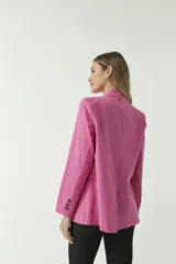 Blazer negro de algodón con bolsillos tipo cartera y cierre con botones.