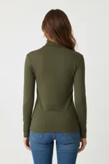 Polera verde militar de algodón y elastano, corte ajustado y cuello alto.