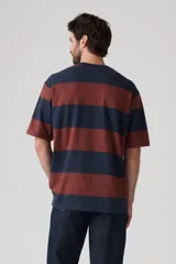 Remera de hombre a rayas horizontales color azul marino y bordó, con bolsillo en el pecho.
