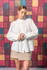 Camisa blanca de broderie con cuello mao y mangas abullonadas.