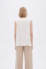 Musculosa blanca de lino con breteles anchos y cuello bote.