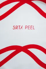 Pañuelo de seda con estampado que evoca ondas del mar, en tonos blanco y marrón.