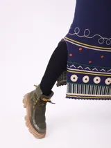 Botas de caña media color marrón de cuero gamuzado, con suela track y cordones rojos.