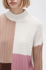 Sweater de punto con cuello alto, diseño color block en tonos gris, verde oliva, naranja y verde claro.