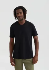 Remera negra de manga corta con cuello en V.