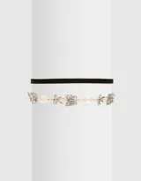 Set de dos collares choker: uno de terciopelo negro y otro con cadena plateada, corazones y mariposas con strass.