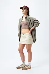Minifalda color ladrillo, estilo cargo, de tiro bajo y corte recto.