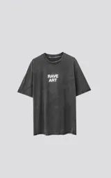 Remera negra con efecto nevado, de manga corta y cuello redondo. Estampa frontal con la leyenda "RAVE ART" en letras blancas.