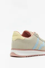 Zapatillas beige con recortes en gamuza de diferentes tonos, cordones y suela irregular blanca con detalle rosa.