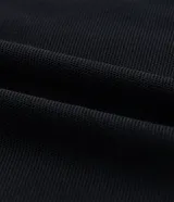 Blusa de tule negra con cuello redondo y mangas largas. Incluye una musculosa negra de bretel fino debajo.