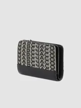 Monedero Marc Jacobs modelo The Monogram Travel Pouch, con cierre de cremallera y estampado del logo de la marca en tonos beige y negro.