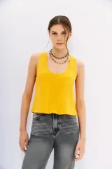 Musculosa amarilla de algodón con escote redondo pronunciado y corte holgado.