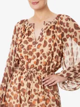 Vestido midi de viscosa con estampado animal, corte holgado, cuello mao con escote en V, mangas largas abullonadas con puños elásticos, fruncido en la espalda, forro, elástico y cordón del mismo tejido, aberturas delanteras y traseras con fruncido.