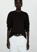 Remera color beige de manga larga con cuello redondo.