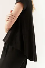 Remera negra de algodón, de corte holgado y mangas cortas.