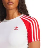 Camiseta blanca de corte ajustado con mangas raglán rojas y tres rayas blancas en los hombros. Logo de Adidas bordado en rojo en el pecho.