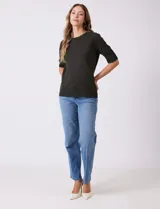 Buzo de punto fino color azul marino, con cuello redondo y mangas cortas.