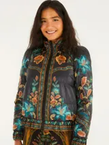 Campera puffer negra con estampado floral en tonos celeste, naranja y verde. Tiene cuello alto, cierre frontal y un bolsillo interno.